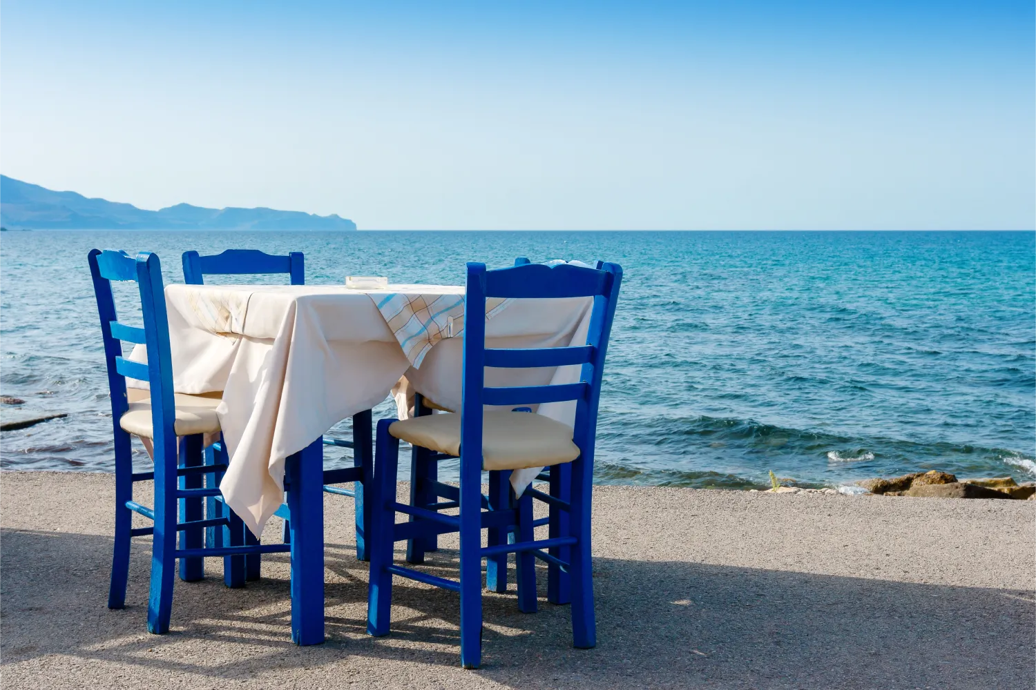 Τραπέζι ταβέρνας που κοιτάει στη θάλασσα στο Λασίθι της Κρήτης