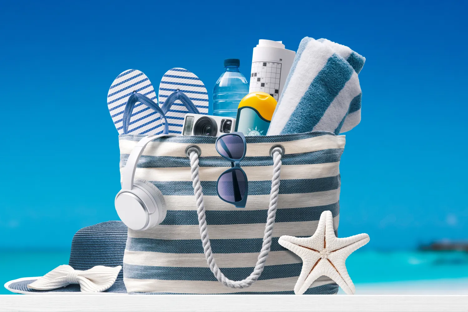 Γαλανόλευκη τσάντα με αξεσουάρ για παραλία